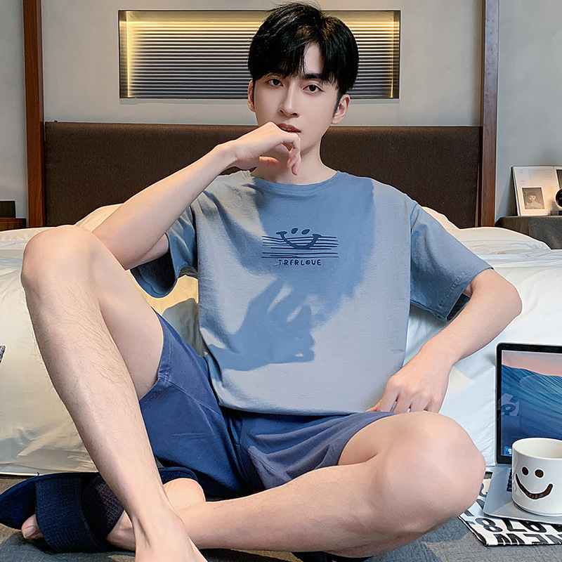Một bộ đồ ngủ mùa hè với quần lót mềm mại, nguyên chất và quần đùi có thể mặc quần áo mùa hè.