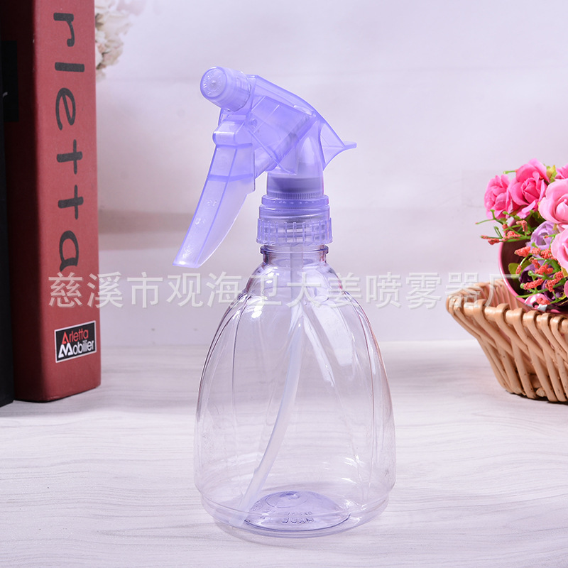 Một ấm nước trong nước nhỏ làm vườn, nhựa cây đa chất béo, một bồn nước trong nước, qua đường ống