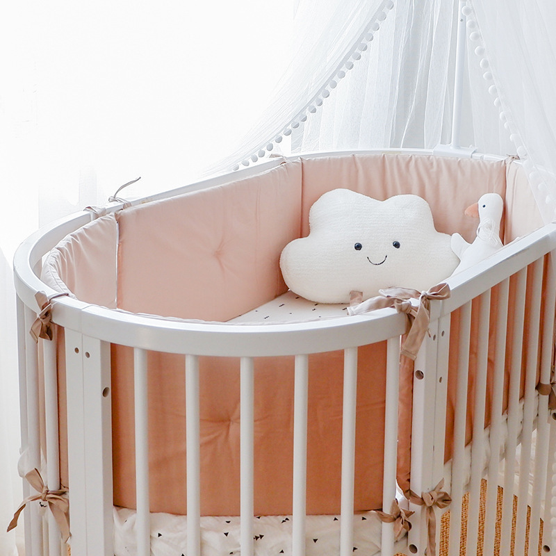 Giường em bé được bao phủ bởi hàng rào chống va chạm.