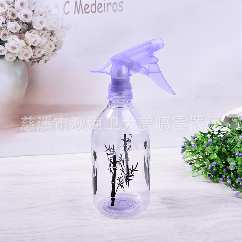 Những người làm vườn trồng hoa tại nhà với những thùng nhỏ làm vườn.