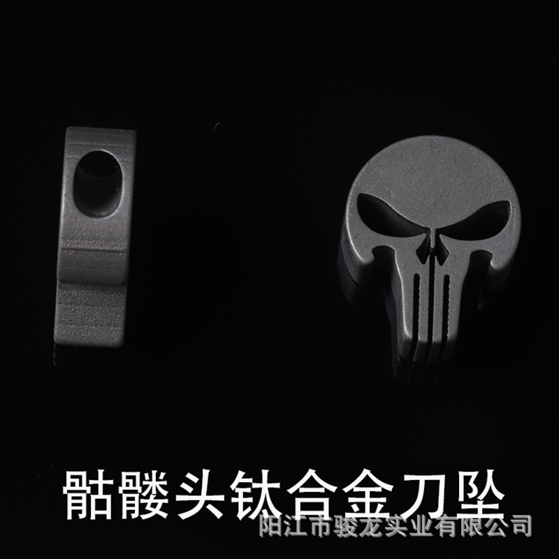 The titanium alloy knife is hanging around the lockdown punishmenter, the mini-skull skull.