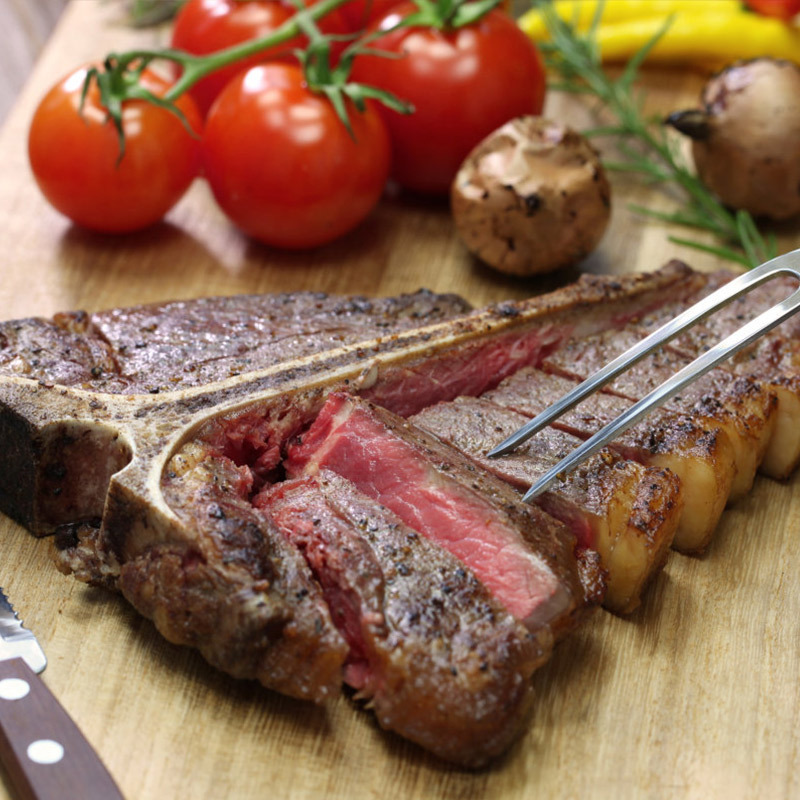 Mười miếng bít-tết T-bone, 180 gram T-bone, dưa chua tươi, thức ăn phương Tây và thương mại vi mô.