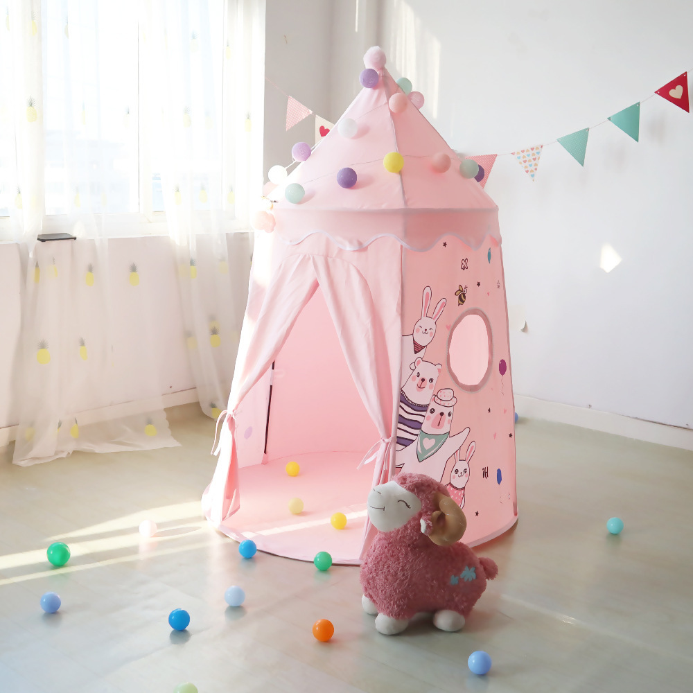 Trong lều của trẻ em, công chúa và cô gái đã sử dụng ngôi nhà đồ chơi của các bé trai.