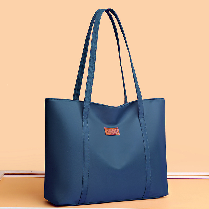A woman with a large capacity of 2024 for a new summer, about a large capacity of nylons, a one-carriage handbag.