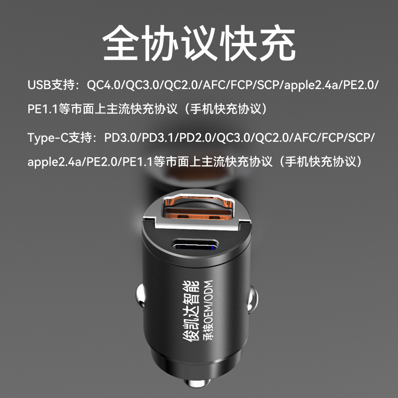 Một chiếc xe tải chở siêu nhanh chứa đầy kim loại chứa đầy một bộ cắm chuyển đổi xe nhỏ.