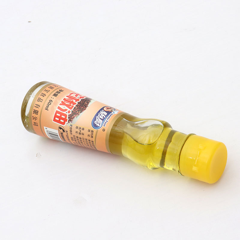 Một chai dầu tiêu nhỏ, một nhà hàng với một loại nước sốt lạnh, một cây halogen để nấu nồi lửa.