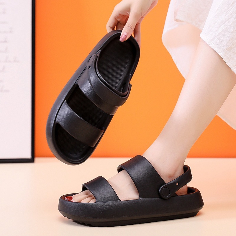 Hai cô gái mang dép xuyên hàng, hai người giữa mùa hè giữa thủy triều.