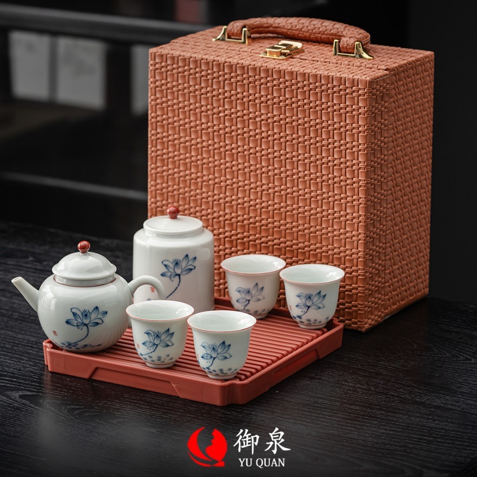 Phân phát một bình trà ba nồi và một bình trà với một bộ đồ Trung Quốc nhỏ.