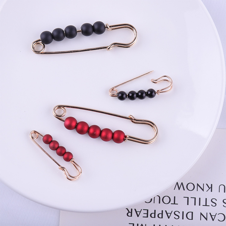 "Simply sanded beads with light and air-proof needles fixed on the back of the pins, a pure Korean decorative needle."