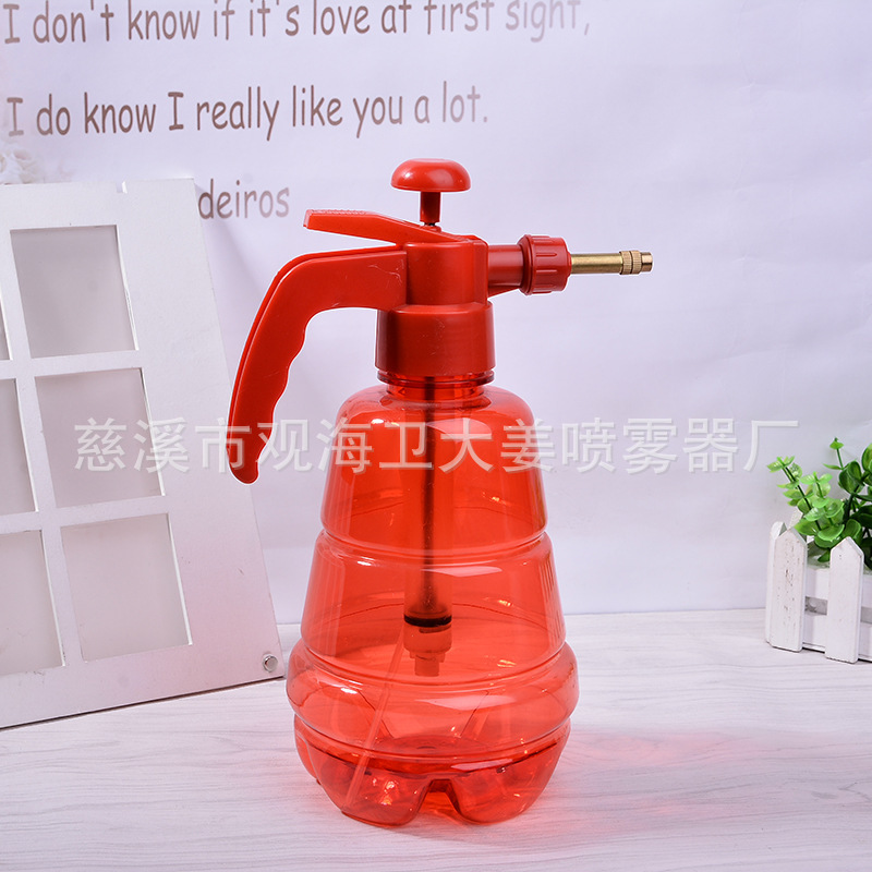 Cái ấm nước trong suốt đã sẵn sàng làm bằng cây gai đã được chế tạo ra hai vòi phun nước, dùng vòi phun vườn nhựa để cày.