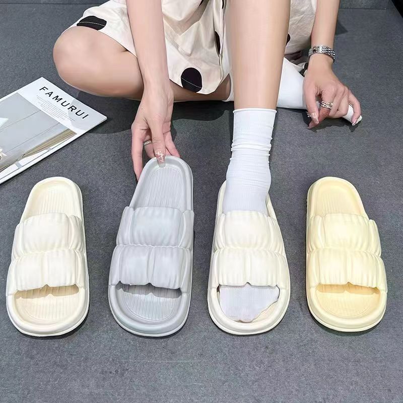 Cô gái đi giày phòng tắm, trượt tuyết mùa hè, và người đàn ông và phụ nữ trượt ván.