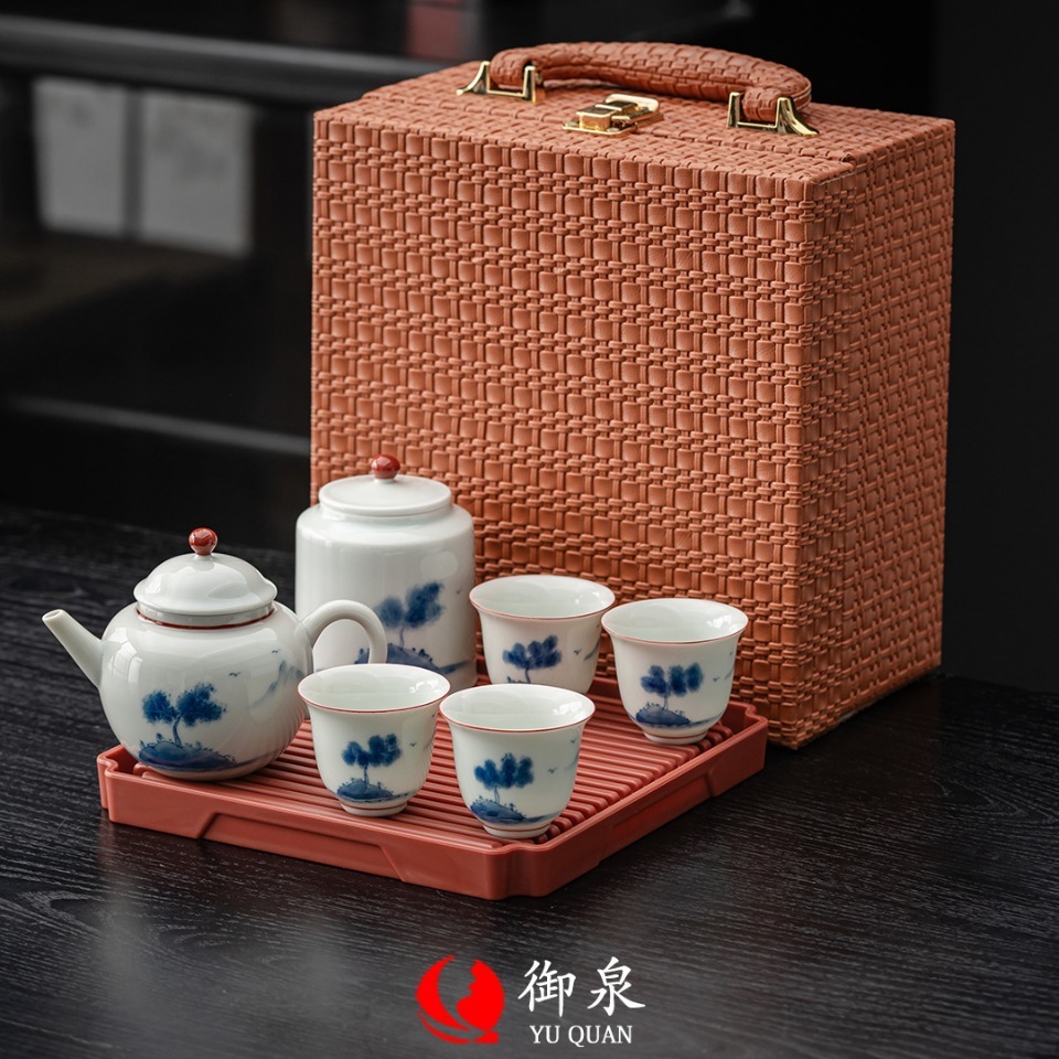 Phân phát một bình trà ba nồi và một bình trà với một bộ đồ Trung Quốc nhỏ.