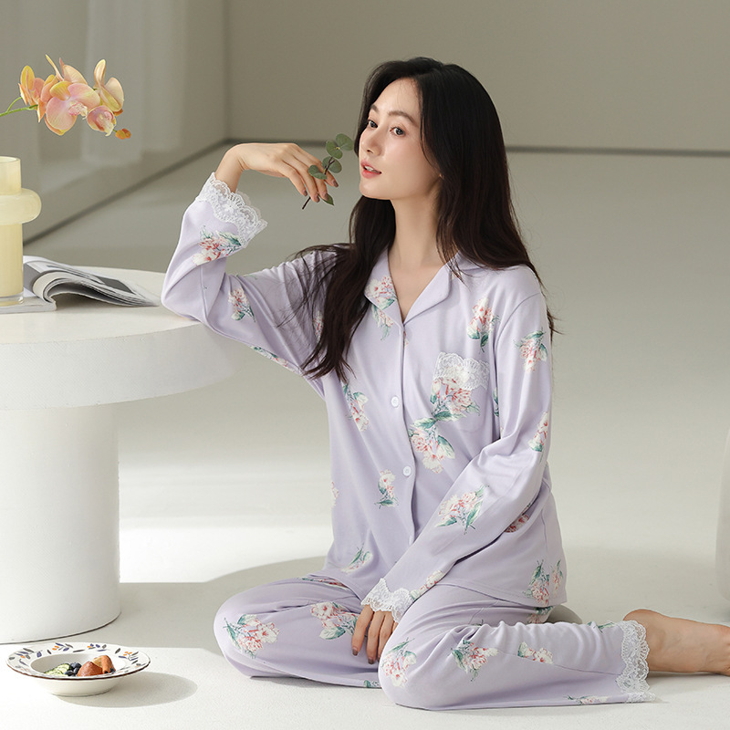 Đó là một nhà máy vải bông đơn giản bán quần áo dài chống khuẩn mùa xuân và mùa thu với quần áo gia đình lớn và lỏng lẻo.