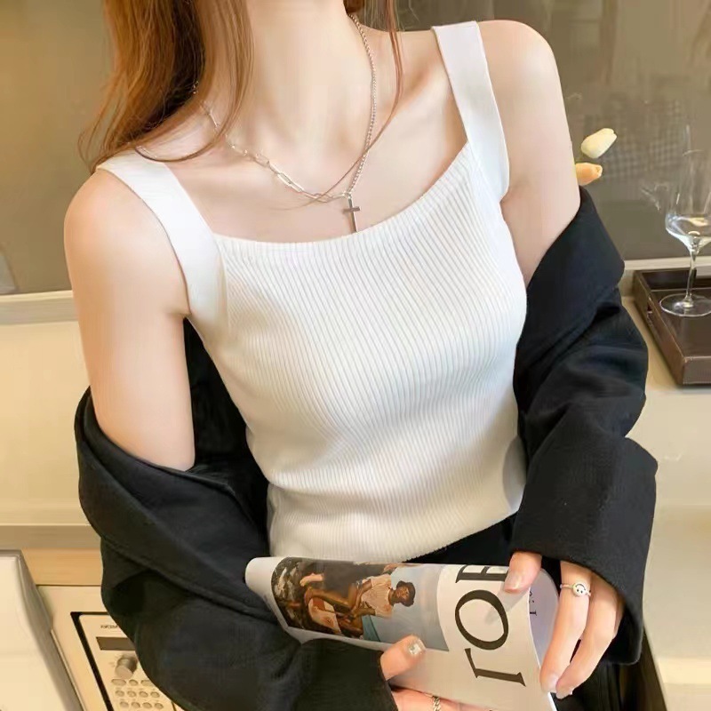 Cô ấy mặc áo len, áo mới vào mùa xuân và mùa hè, mùi hương và áo sơ mi.