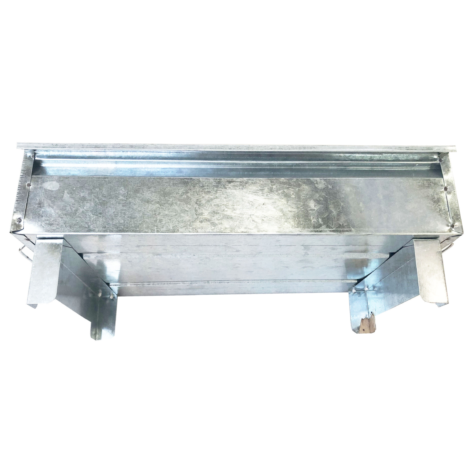 Một lò sưởi nhỏ bằng sắt trắng. Một cái lò sưởi đơn giản.