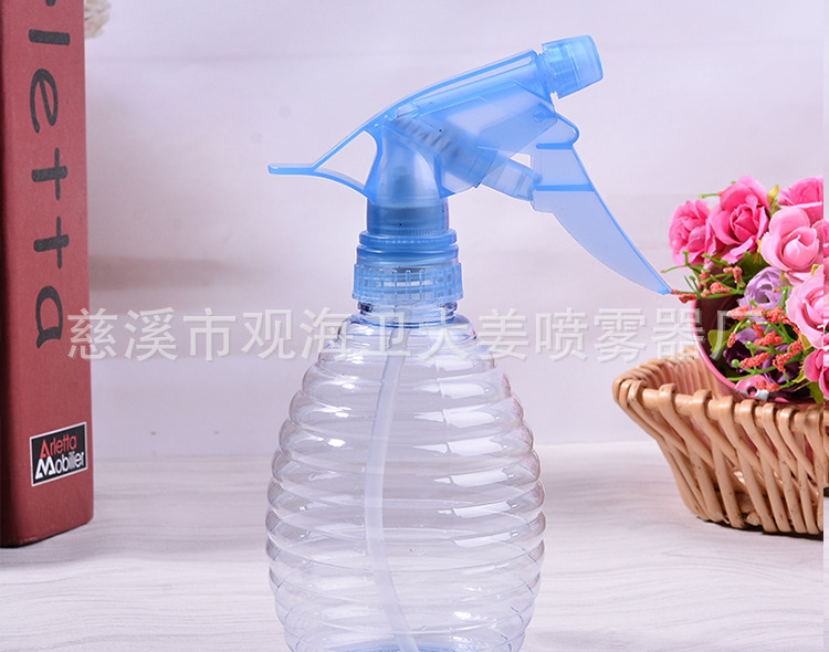 Máy phun nhựa bằng tay được bán trực tiếp tại siêu thị.