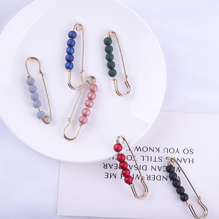 "Simply sanded beads with light and air-proof needles fixed on the back of the pins, a pure Korean decorative needle."