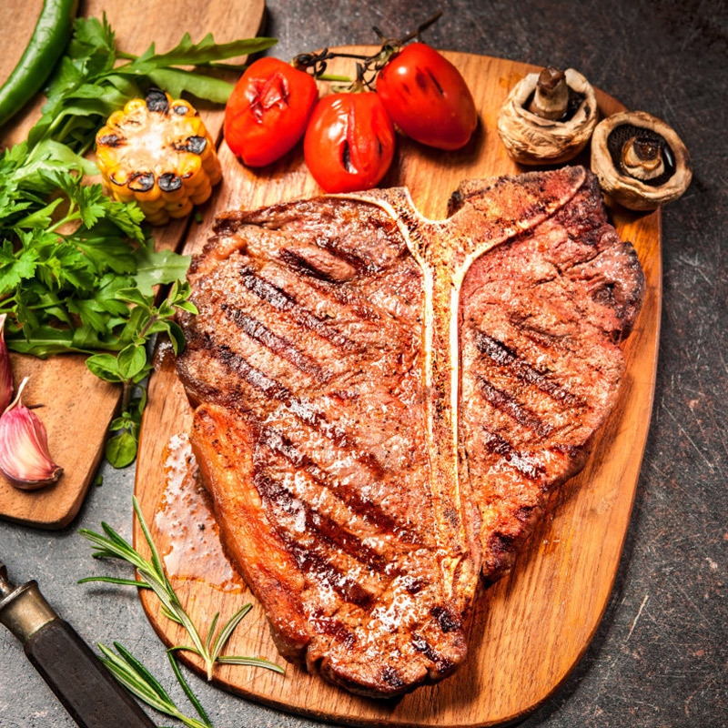 Mười miếng bít-tết T-bone, 180 gram T-bone, dưa chua tươi, thức ăn phương Tây và thương mại vi mô.