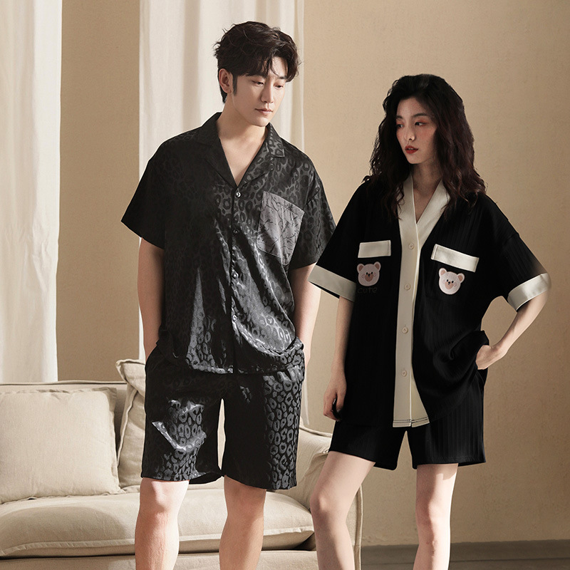 Một người phụ nữ mặc một bộ đồ ngủ mùa hè hoàn hảo có thể mặc một hai chai trong bộ váy nhà.