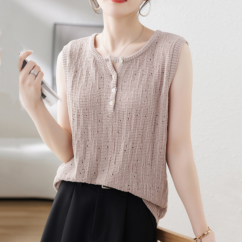 Băng vệ sinh bông mới mùa hè được gắn một nửa với một chiếc áo không tay không.