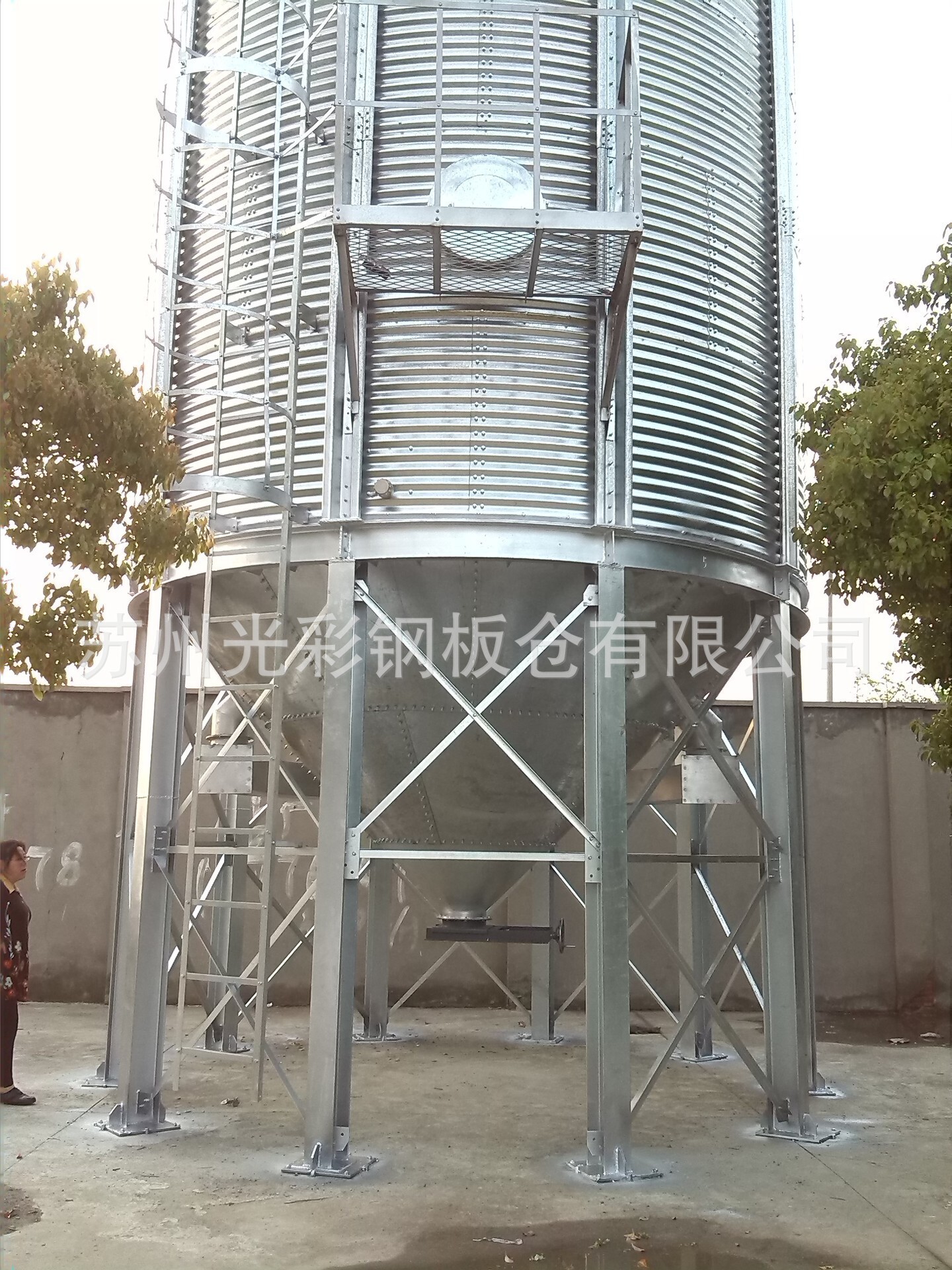 The wheat steel silo, the steel silo, the steel silo, the assembly grain silo, the field installation.