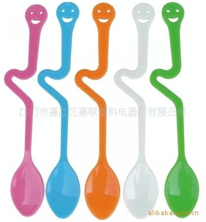 Nhà máy cung cấp cà phê với một hỗn hợp nước trái cây và một thìa với hàng tấn nhựa.