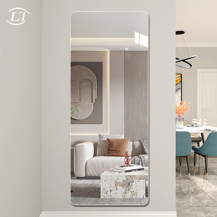 All-faced mirrors are so luxurious that they stick themselves in a walled-up bedroom with a wall-mounted mirror.