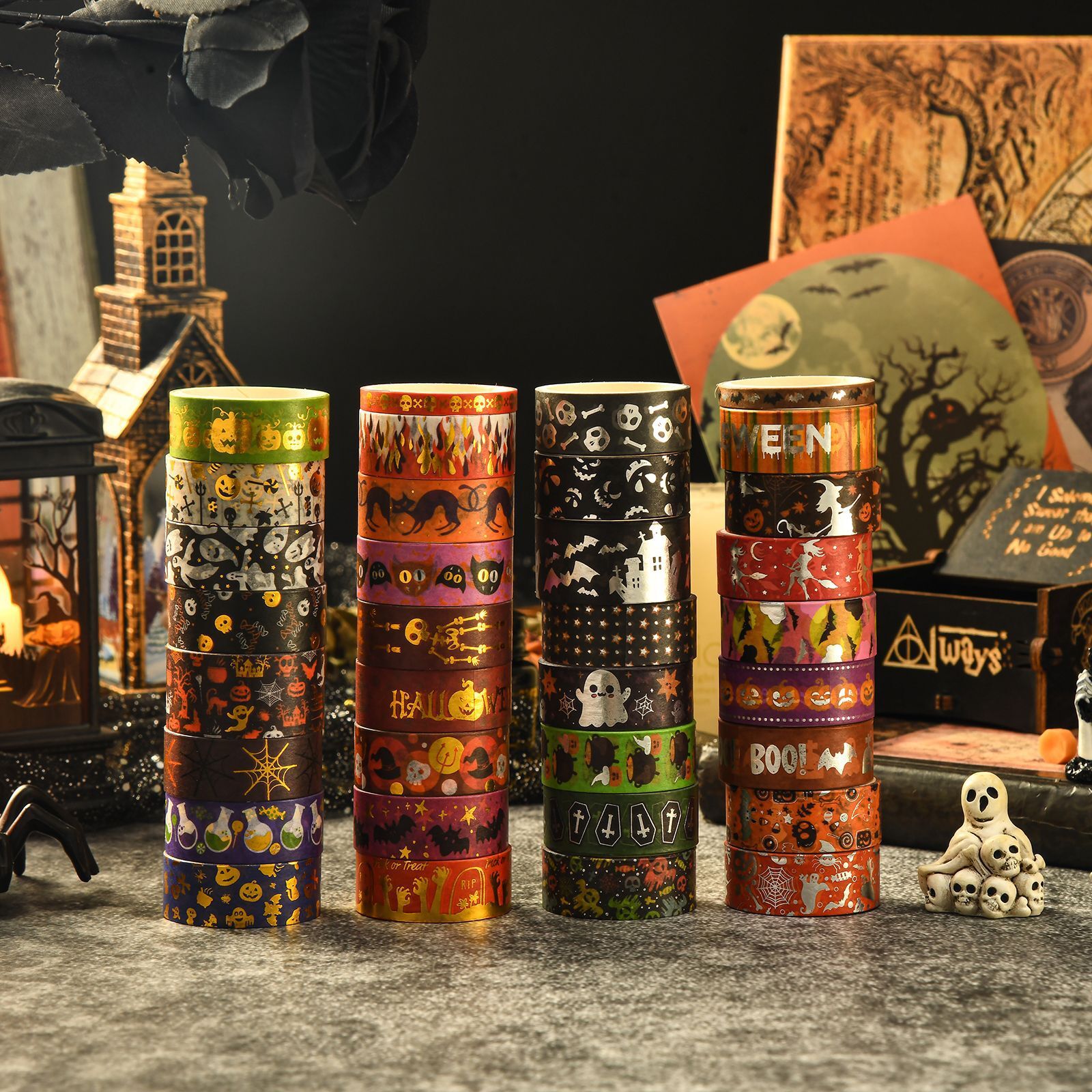 Các nhãn hiệu Halloween và băng dính, học sinh được dán mặt gia-tinh.