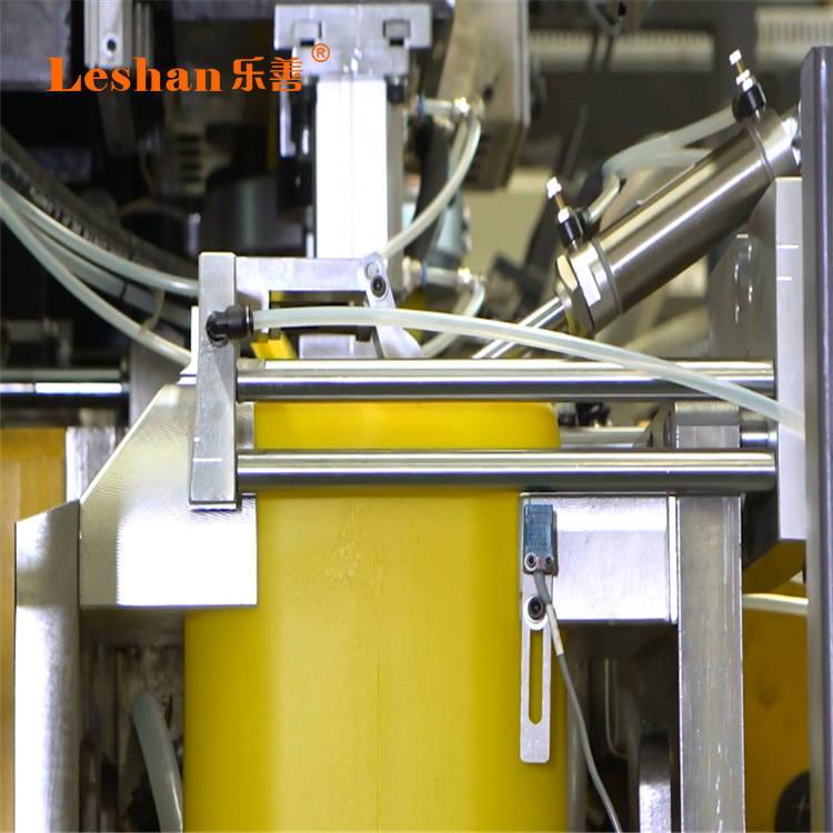 Guangdong Lo Xin's oil-breeding machine is customised for urine toxin-bottle equipment.