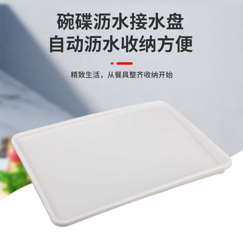 Gia đình vải dầu nhựa được phân phối với những chiếc cốc cỡ lớn trong phòng khách với một bình lọc trà sáng tạo.