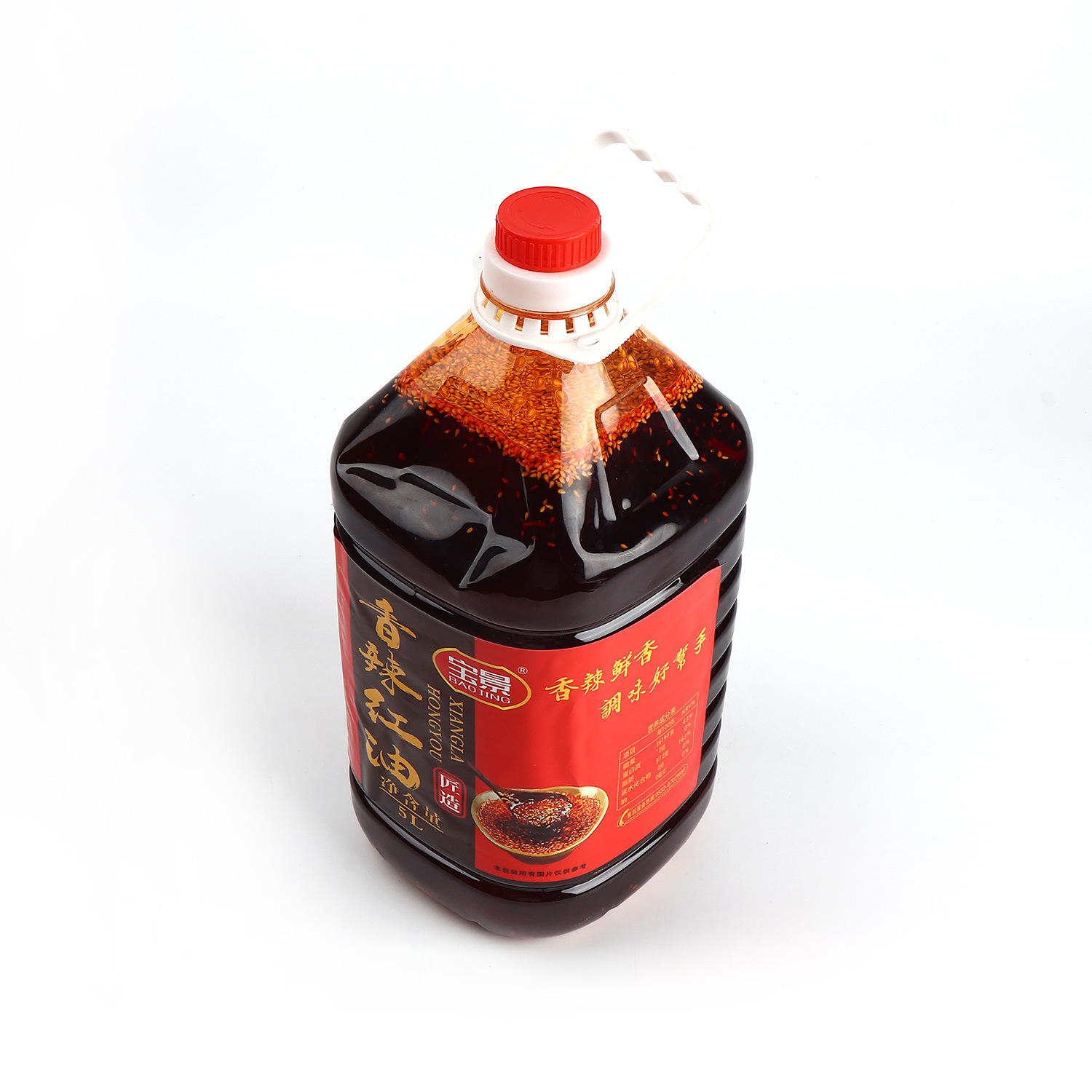 Đó là một chai dầu lớn màu đỏ cay.