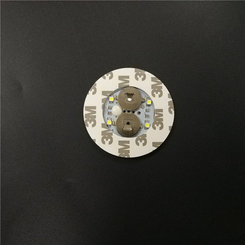 Tấm chiếu đèn LED, chiếu kính, đáy chai bia ở quầy bar.