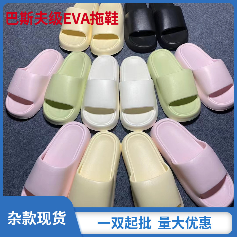 Đàn ông và đàn bà sống trong giày dép, mang dép và dép vào lưới dưới đáy mùa hè, giữa miền quê
