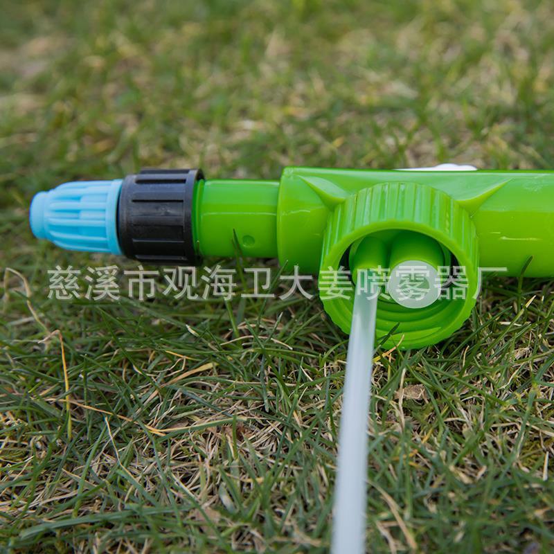 Kéo một bình xịt Coca-Cola và đổ hoa vào một bình xịt đa mục đích với một bình xịt bằng tay cầm tay.