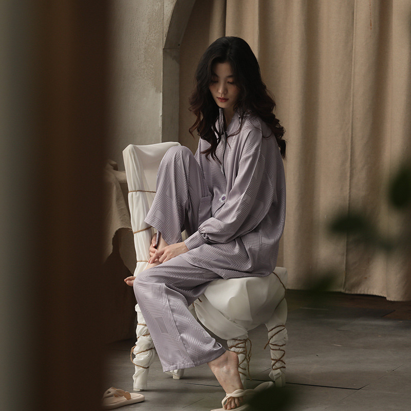 Người phụ nữ trong bộ đồ ngủ, cổ rất ngọt ngào với kem, cổ rất ngọt ngào vào năm 2024.
