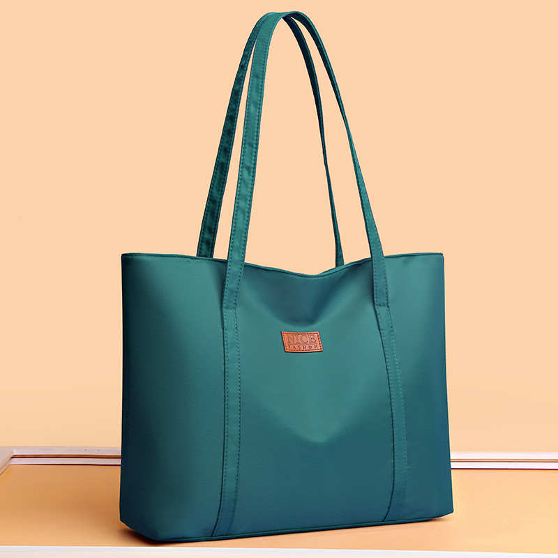 A woman with a large capacity of 2024 for a new summer, about a large capacity of nylons, a one-carriage handbag.