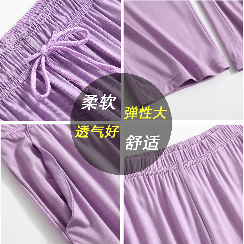 Người phụ nữ mùa hè với quần dài mặc một sợi tóc lớn, mát mẻ, rộng ra khỏi quần ngủ.