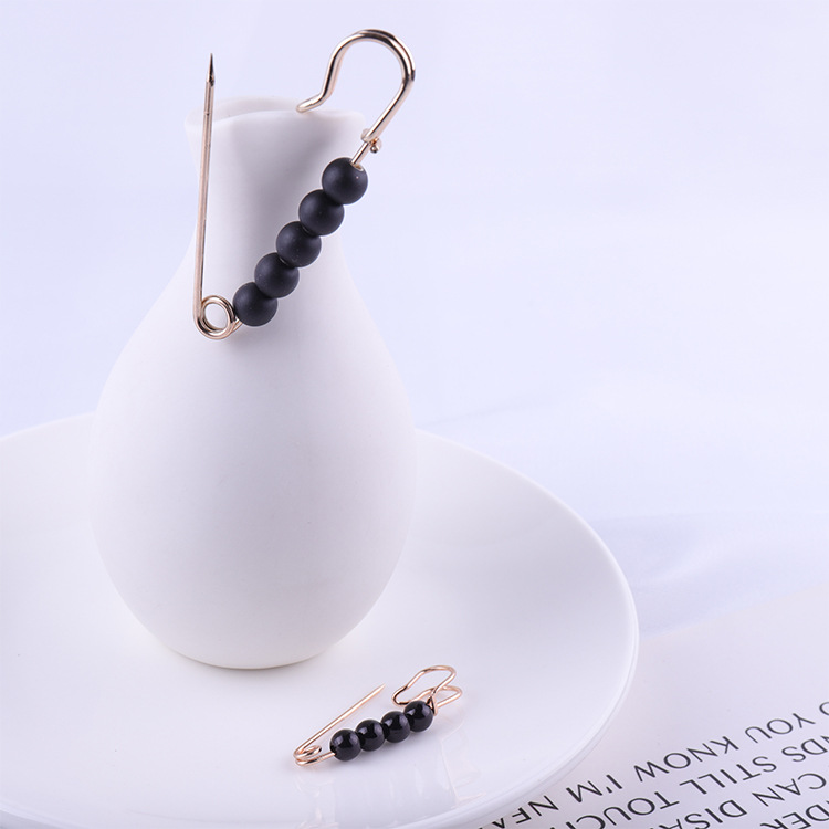 "Simply sanded beads with light and air-proof needles fixed on the back of the pins, a pure Korean decorative needle."