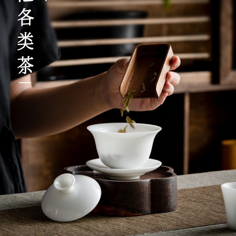 Một người Trung Quốc đưa ra một chai sáu cốc trà trắng tinh khiết và một người thợ thủ công Trung Quốc.