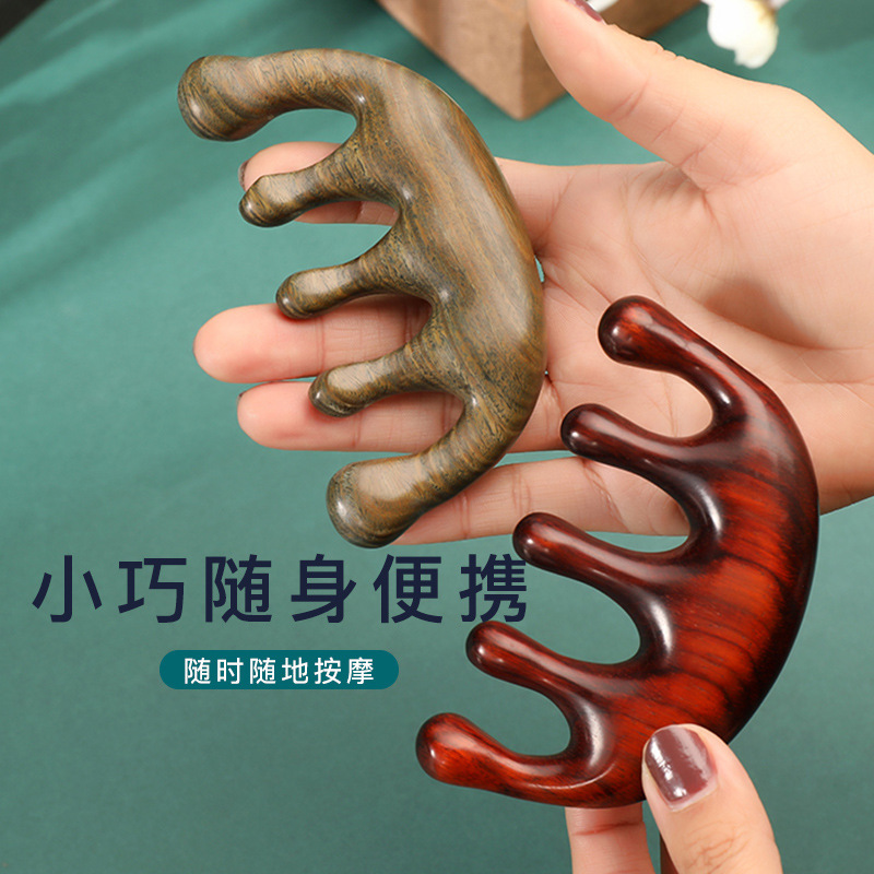 lược gỗ xanh với đầu dày mát xa làm tóc.