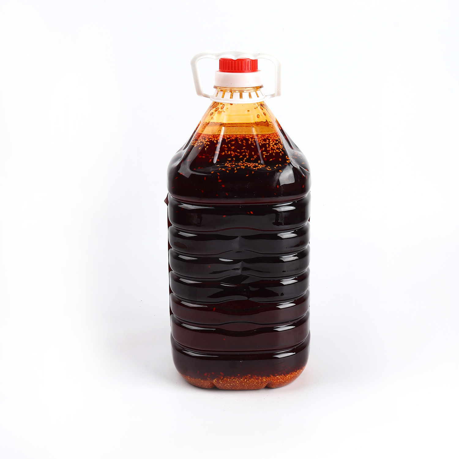 Đó là một chai dầu lớn màu đỏ cay.