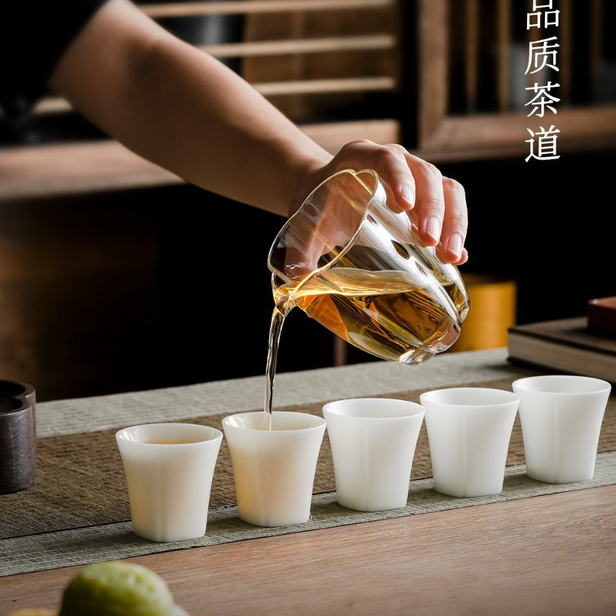 Một người Trung Quốc đưa ra một chai sáu cốc trà trắng tinh khiết và một người thợ thủ công Trung Quốc.