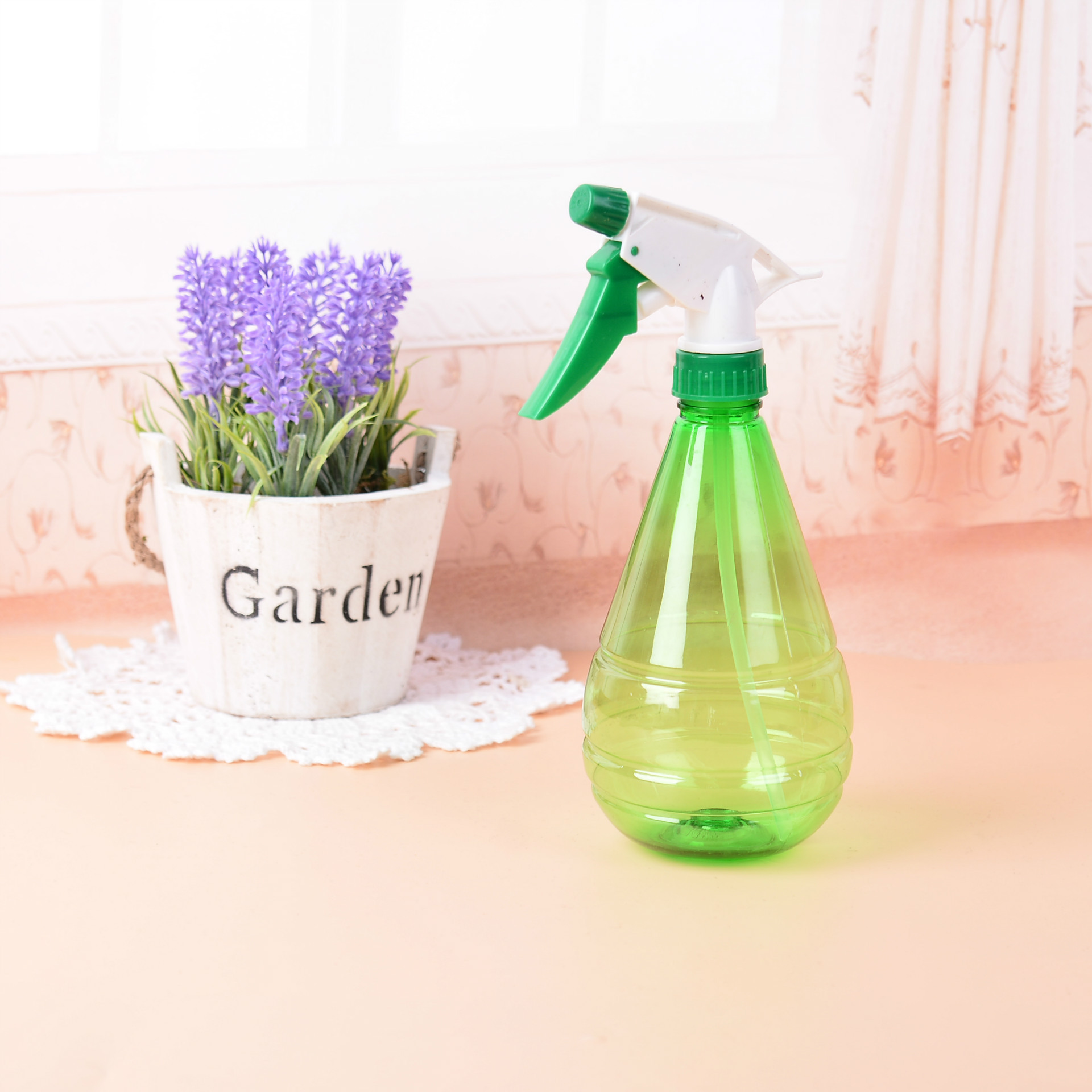 Những công cụ làm vườn mới và sáng tạo là thực dụng và những bi-đông có kẹo.
