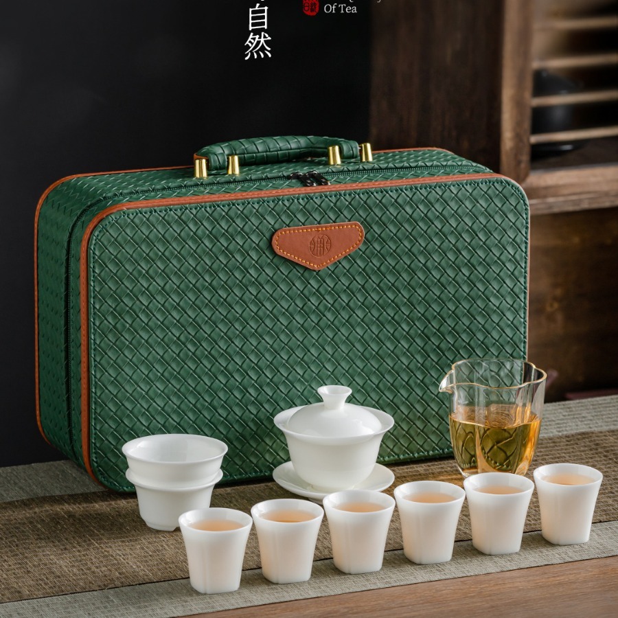 Một người Trung Quốc đưa ra một chai sáu cốc trà trắng tinh khiết và một người thợ thủ công Trung Quốc.