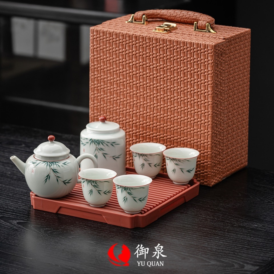 Phân phát một bình trà ba nồi và một bình trà với một bộ đồ Trung Quốc nhỏ.