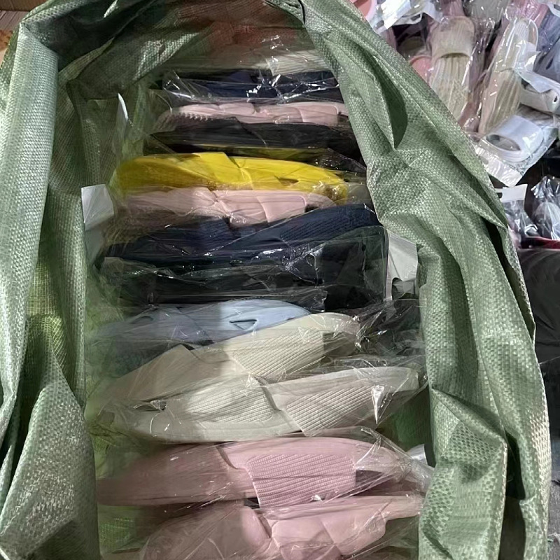 Đôi dép EVA của cặp đôi cao hơn dép của đàn ông.