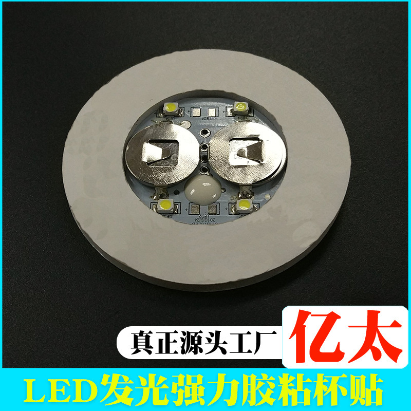 Tấm chiếu đèn LED, chiếu kính, đáy chai bia ở quầy bar.
