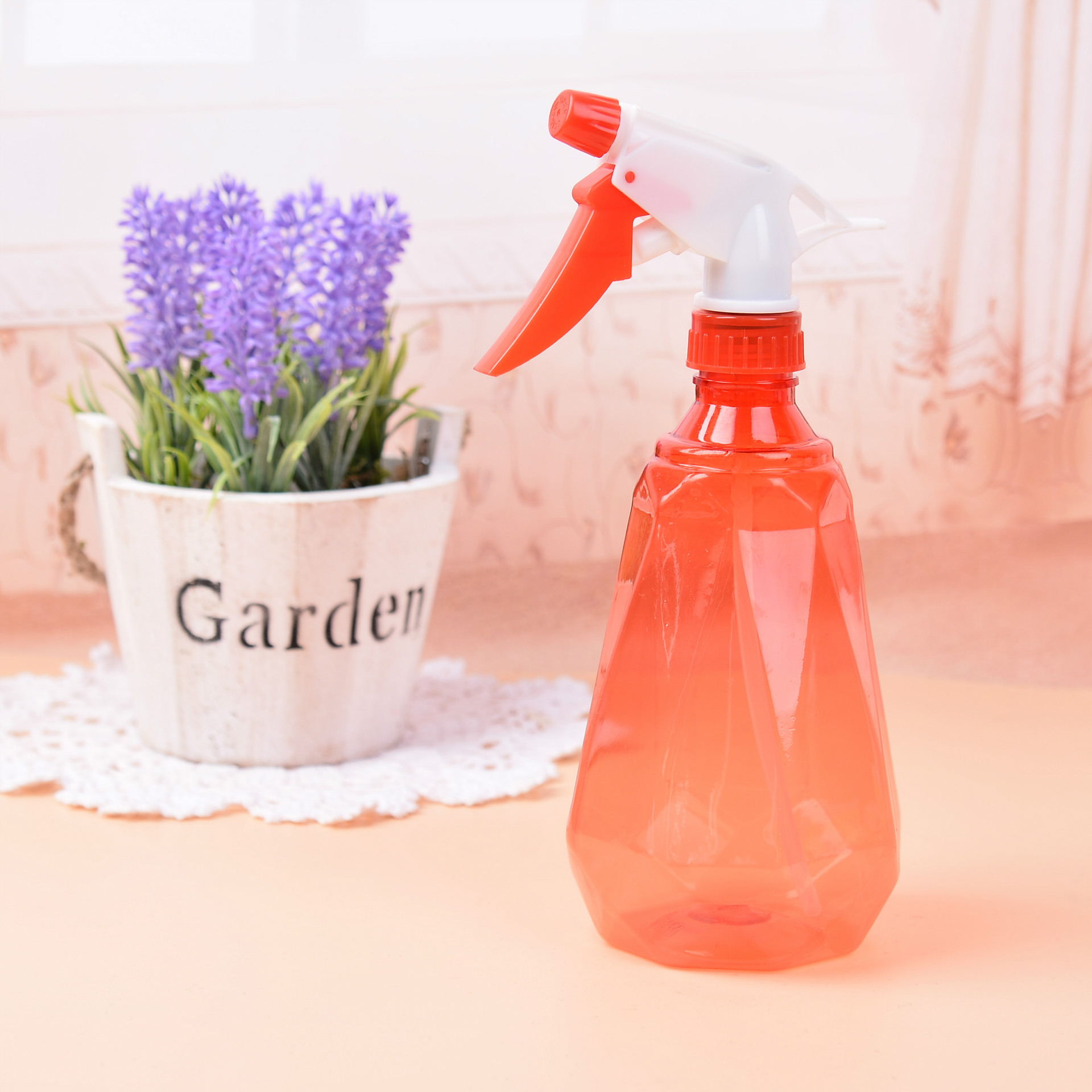 Những công cụ làm vườn mới và sáng tạo là thực dụng và những bi-đông có kẹo.
