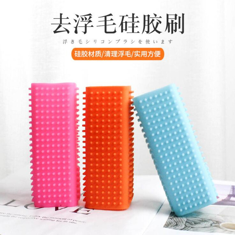 Diều diều cào lông mèo sạch sẽ, chải lông trên thảm.