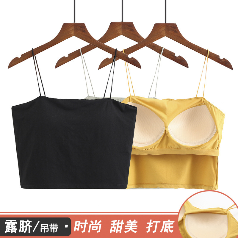 Bản ghép vương miện với một bản ghép vương miện và một vương miện với một áo ngực trắng và một áo sơ mi đen mở.